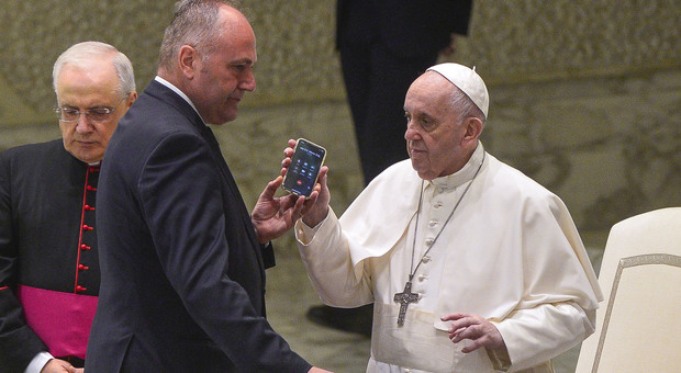 Papa Francesco e la telefonata urgente: interrompe l'udienza generale per rispondere al telefono FOTO