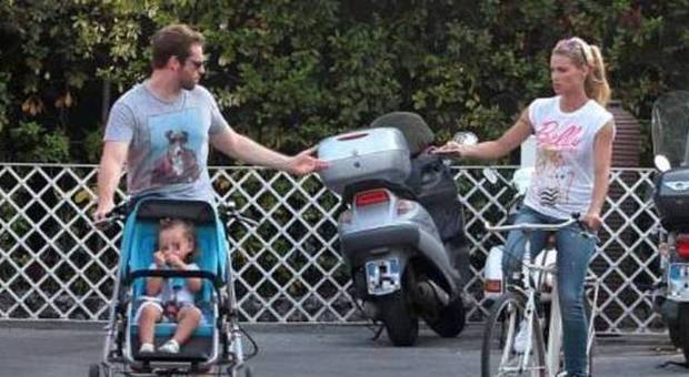 Michelle Hunziker e Tomaso Trussardi in bici con Sole a Forte dei Marmi: crisi superata