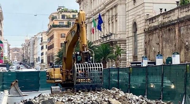 Roma, iniziati i lavori per togliere i sapietrini da via Nazionale: sarà realizzata una pista ciclabile