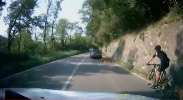 Follia sulla provinciale: auto sperona il ciclista intenzionalmente, il video choc