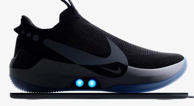 Nike inventa la scarpa connessa allo smartphone: si allaccia da sola FOTO
