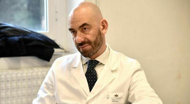 Covid, Bassetti: «La mascherina Ffp2 non ci protegge da Omicron, l'unica arma è il vaccino»