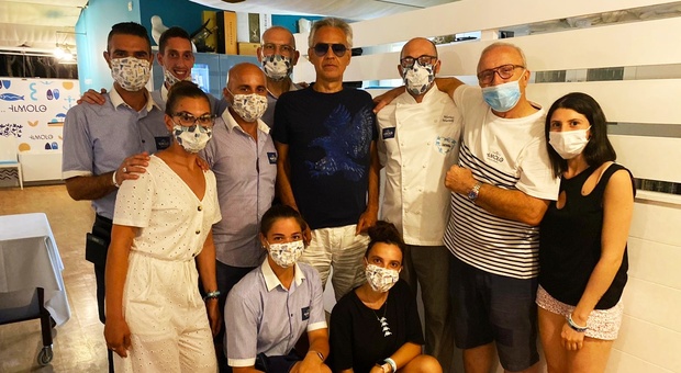 Andrea Bocelli riunisce la famiglia, ormeggiato lo yacht tutti a cena a Portonovo Andrea Bocelli riunisce la famiglia, ormeggiato lo yacht tutti a cena a Portonovo