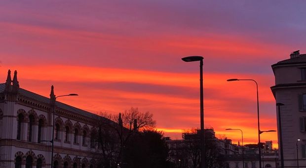 Milano, il cielo all'alba si illumina di rosso: boom di foto sul web, c'è anche il sindaco Sala