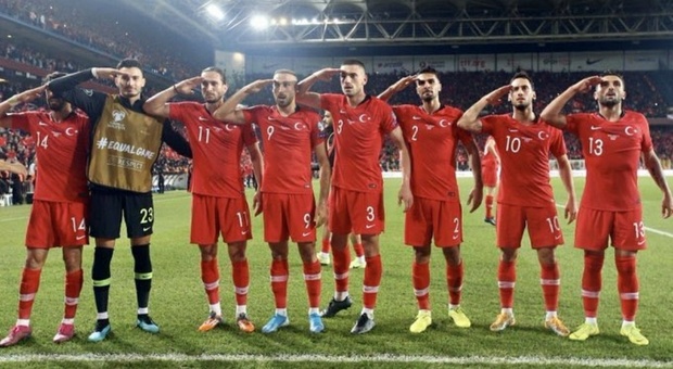 Turchia, i calciatori della Nazionale festeggiano la vittoria in campo col saluto militare pro Erdogan