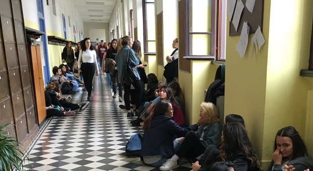 Soffitto giù alla Sacchetti Sassetti: gli studenti hanno occupato per protesta l'istituto Magistrale