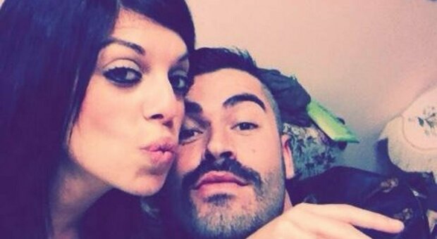 Donatella, uccisa a coltellate in casa: il marito Matteo trovato morto. «Si è suicidato dandosi fuoco»