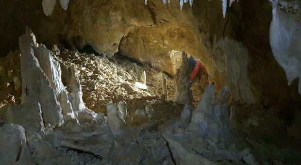 Frasassi spettacolo, scoperte due grotte: speleologi Indiana Jones fanno la storia