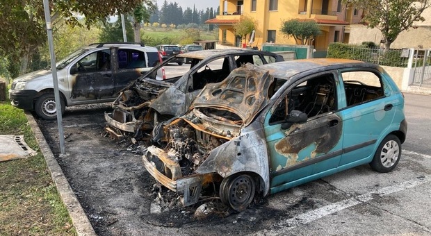 Le tre auto colpite da un incendio nella notte tra sabato e domenica scorsi