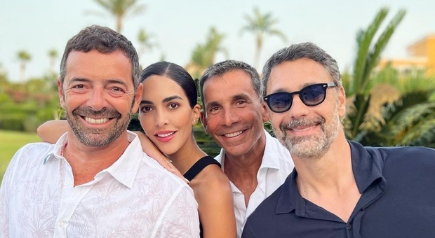 Alberto Matano e il marito Riccardo, vacanze in Spagna con Raoul Bova e Rocio: tra risate e tramonti