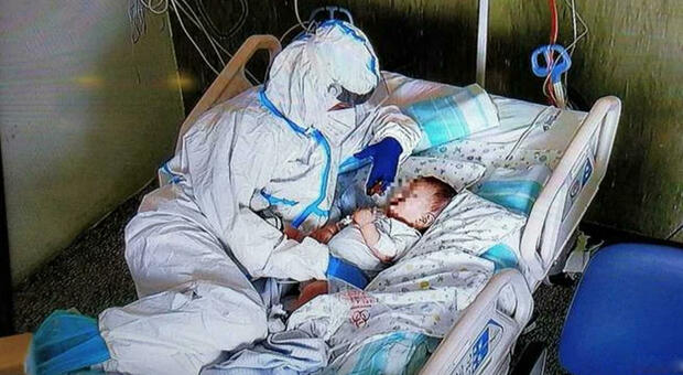 L'infermiera coccola il bambino col Covid: la foto è commovente. Il racconto della mamma