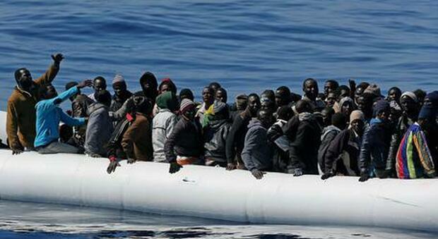 Migranti, naufragio al largo di Lampedusa: recuperati sette cadaveri di donne, una era incinta
