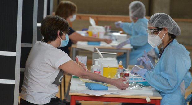 Coronavirus, bollettino Lombardia: oggi 77 nuovi positivi e due morti, scendono le terapie intensive Coronavirus, bollettino Lombardia: oggi 77 nuovi positivi e due morti, scendono le terapie intensive