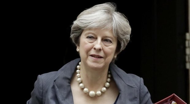 Chiede allo staff di comprargli sex toys: indagine su un sottosegretario di Theresa May