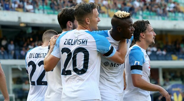 Il Napoli va sotto, poi dilaga: Verona battuto 5-2 al Bentegodi, a segno anche il nuovo idolo Kvaratskhelia