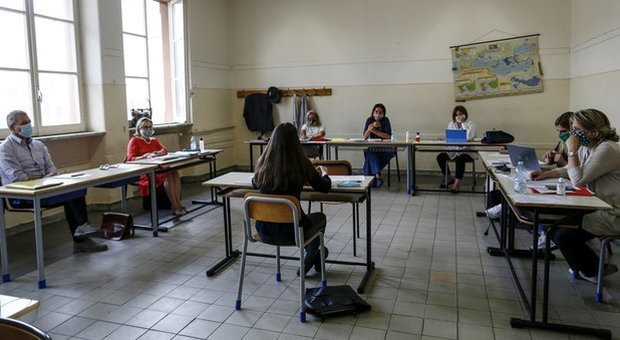 Scuola, 1,2 milioni di test sierologici a prof e impiegati Scuola, 1,2 milioni di test sierologici a prof e impiegati