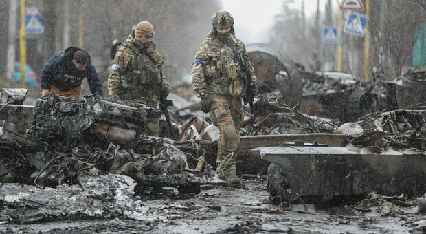 Ucraina, la diretta. Zelensky: «Morti tra 2500 e 3mila soldati ucraini. Dateci più armi, avremo prima la pace». Allarme antiaereo a Kiev e in altre città