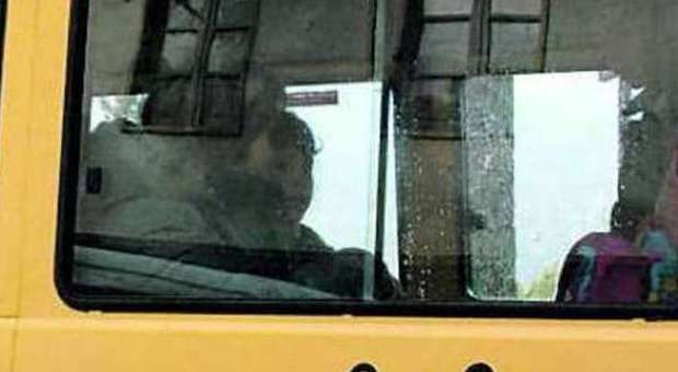 Dimentica un bambino sullo scuolabus bidella accusata di abbandono di minore