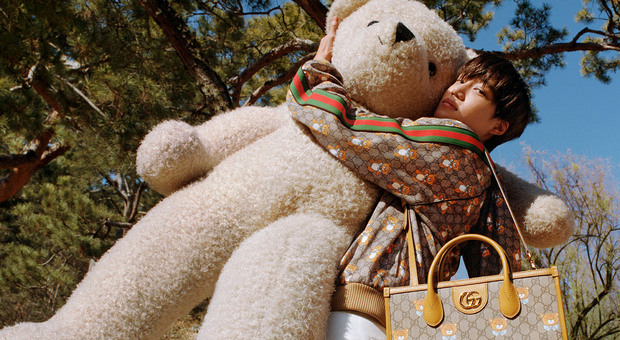 Gucci torna all'infanzia con gli orsacchiotti di peluche e si affida alla star del K-pop Kai per la sua nuova collezione