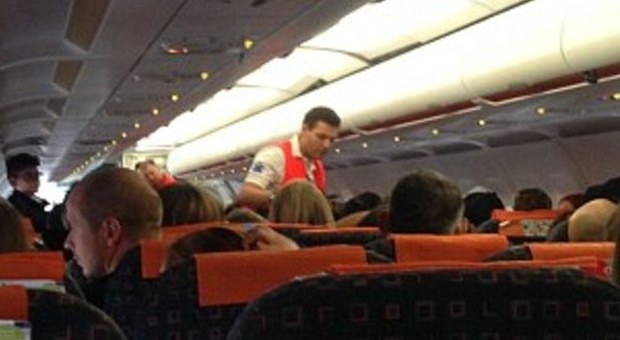 Terrore sul volo Easyjet Londra-Napoli Enorme vuoto d'aria, panico e feriti