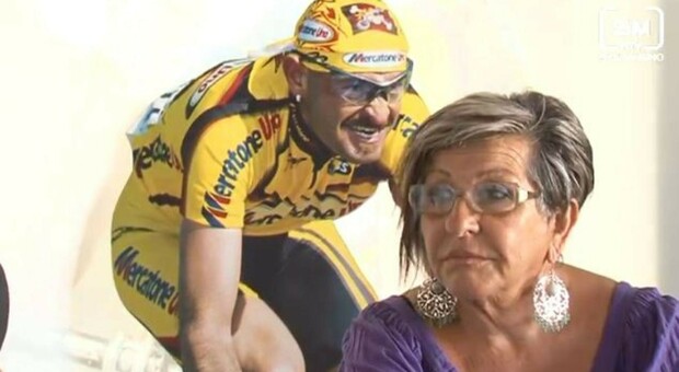 Marco Pantani, le rivelazioni della madre: «Non morì solo. C'erano 2 escort con lui»