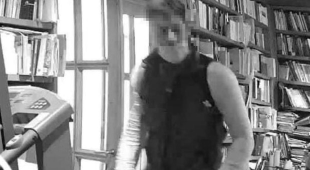 Ladro di Ferragosto immortalato dalle telecamere a Montacuto. La vittima del furto: «Ecco chi è. Attenti, ha un complice»