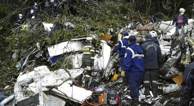 Aereo precipitato in Colombia, il pilota ha cambiato piano di volo: «È rimasto senza carburante»