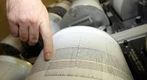 Paura a Firenze, scossa di terremoto: la gente che si riversa in strada Paura a Firenze, scossa di terremoto: la gente che si riversa in strada