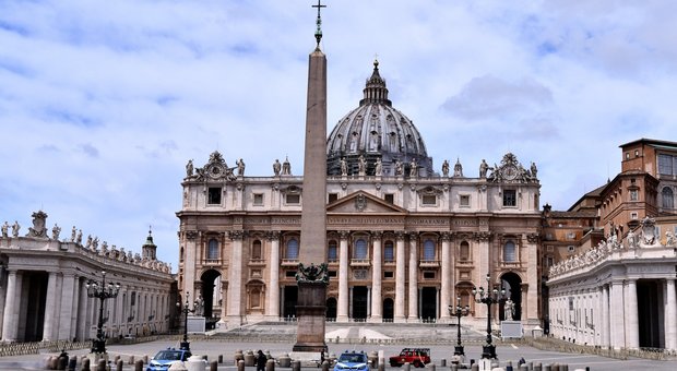 San Pietro riapre a tutti i fedeli, lunedì sì alle messe ma con le mascherine San Pietro riapre a tutti i fedeli, lunedì sì alle messe ma con le mascherine