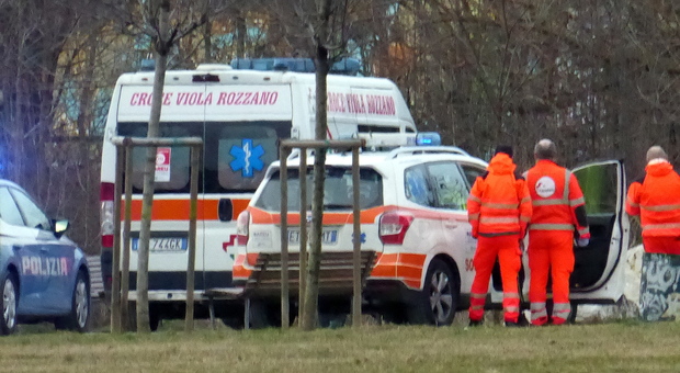Orrore a Milano, ragazzo di 19 anni trovato morto in un parco: era impiccato ad un albero