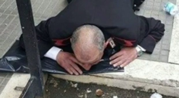 Nigeriano picchia carabiniere: condannato a due anni e rimesso in libertà perché è un richiedente asilo Nigeriano picchia carabiniere: condannato a due anni e rimesso in libertà perché è un richiedente asilo
