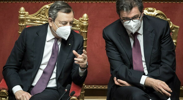 Il premier Mario Draghi con il Ministro per lo Sviluppo Economico Giancarlo Giorgetti