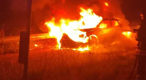 Auto incendiate nel Brindisino: paura a Tuturano per due episodi in poche ore