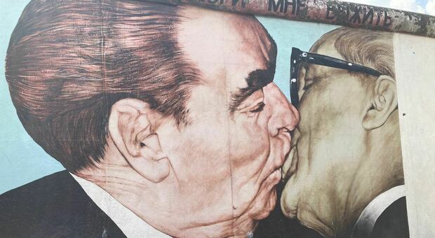 È morto Dimitri Vrubel, suo il murale del bacio tra Honecker-Brezhnwv sul muro di Berlino
