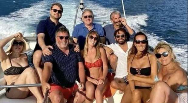 Maria Elena Boschi, la foto in yacht a Ischia scatena gli haters (e viene rimossa)