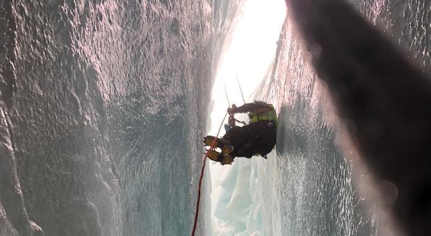 Un soccorritore si cala nel crepaccio dove è caduto Daniele Catorci Un soccorritore si cala nel crepaccio dove è caduto Daniele Catorci