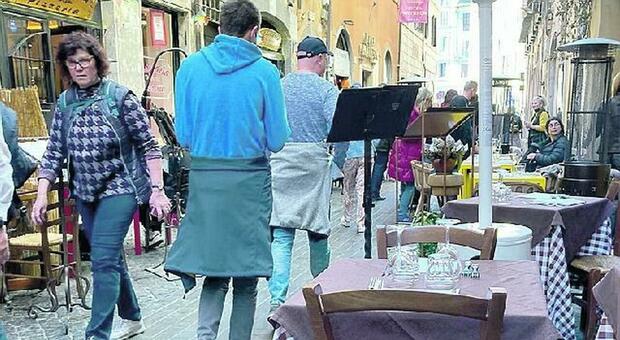Roma, cibo scaduto nei ristoranti del centro, fuorilegge 3 locali su 10: sequestrati 30 chili di alimenti