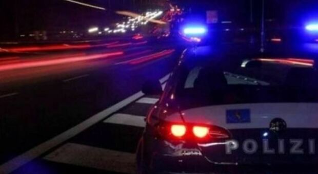 Ferma l'auto in A14 a Rimini, picchia la compagna abruzzese e le getta i bagagli nella scarpata dell'autostrada: arrestato
