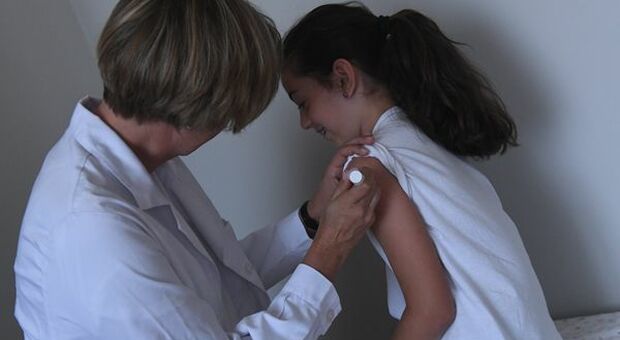 Vaccini, EMA: dati rassicuranti su bambini. Entro fine anno ok a Novavax