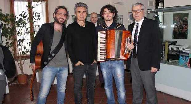 ​Ligabue è andato alla scoperta della fisarmonica a Castelfidardo