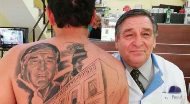 Il paziente si fa tatuare sulla schiena il volto del medico che gli ha salvato la vita