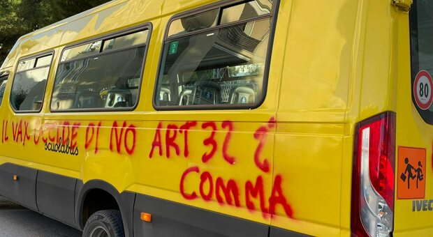Scritte no vax sugli scuolabus. Il sindaco di Castellana Grotte: «Pura inciviltà»