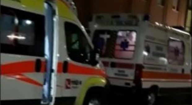 Covid, ambulanze in fila per tutta la notte per entrare in ospedale. Le immagini virali sul web