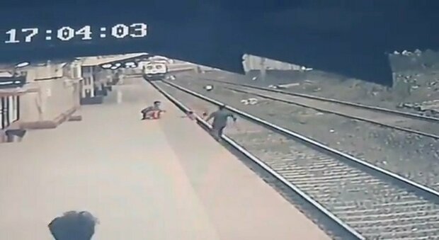 Ferroviere salva bambino caduto sui binari del treno