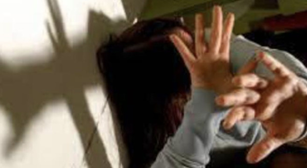 Abusava e maltrattava da anni la figlia 11enne: arrestato il padre romeno