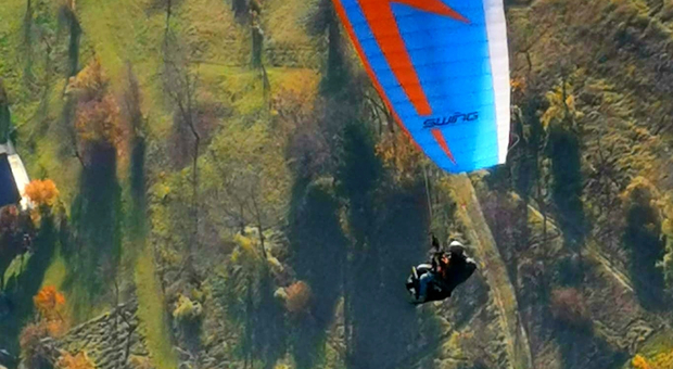 Precipita con il parapendio e resta appeso a un faggio a 15 metri da terra Precipita con il parapendio e resta appeso a un faggio a 15 metri da terra