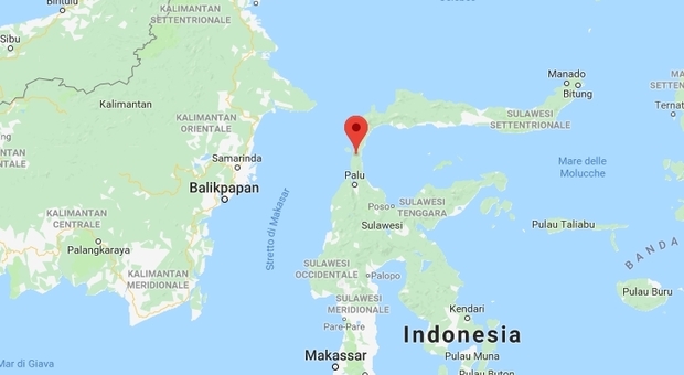 Terremoto devastante in Indonesia, magnitudo di 7.4: terrore a Sulawesi, 384 morti. E lo tsunami spazza via le case