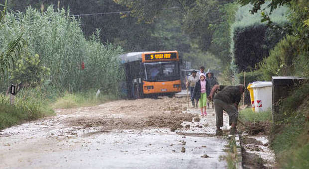 Nubifragio, fango sull'asfalto Il bus finisce fuori strada