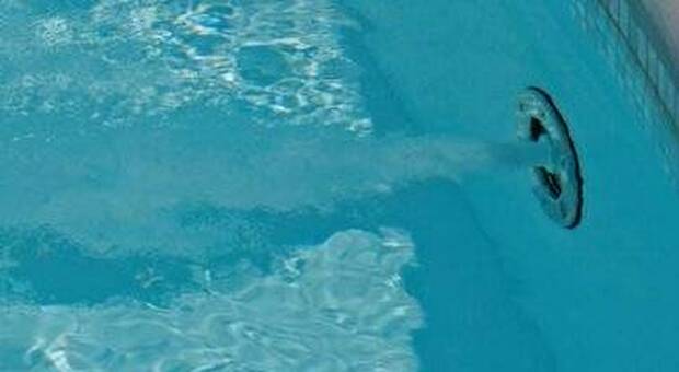 Bimbo di 5 anni risucchiato dal bocchettone della piscina: è grave in ospedale