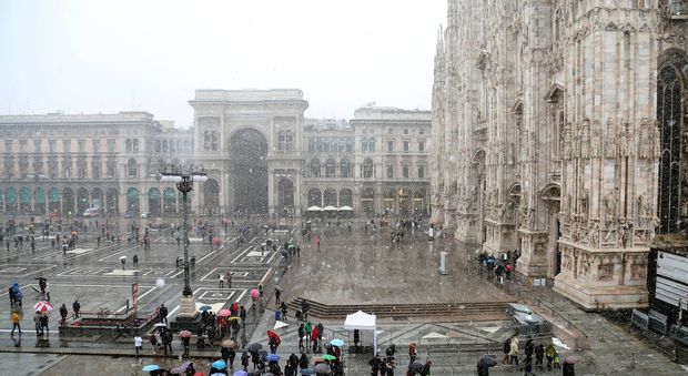 Meteo, a Milano nevica per il terzo giorno consecutivo. Pioggia gelata, chiusi tratti di A26. Senazatetto muore a Mantova